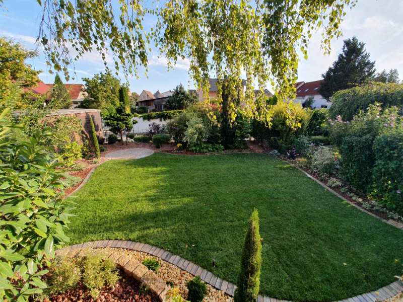 Garten mit Rasen und gepflastertem Abschnitt, Schaffrin Garten und Landschaftsbau