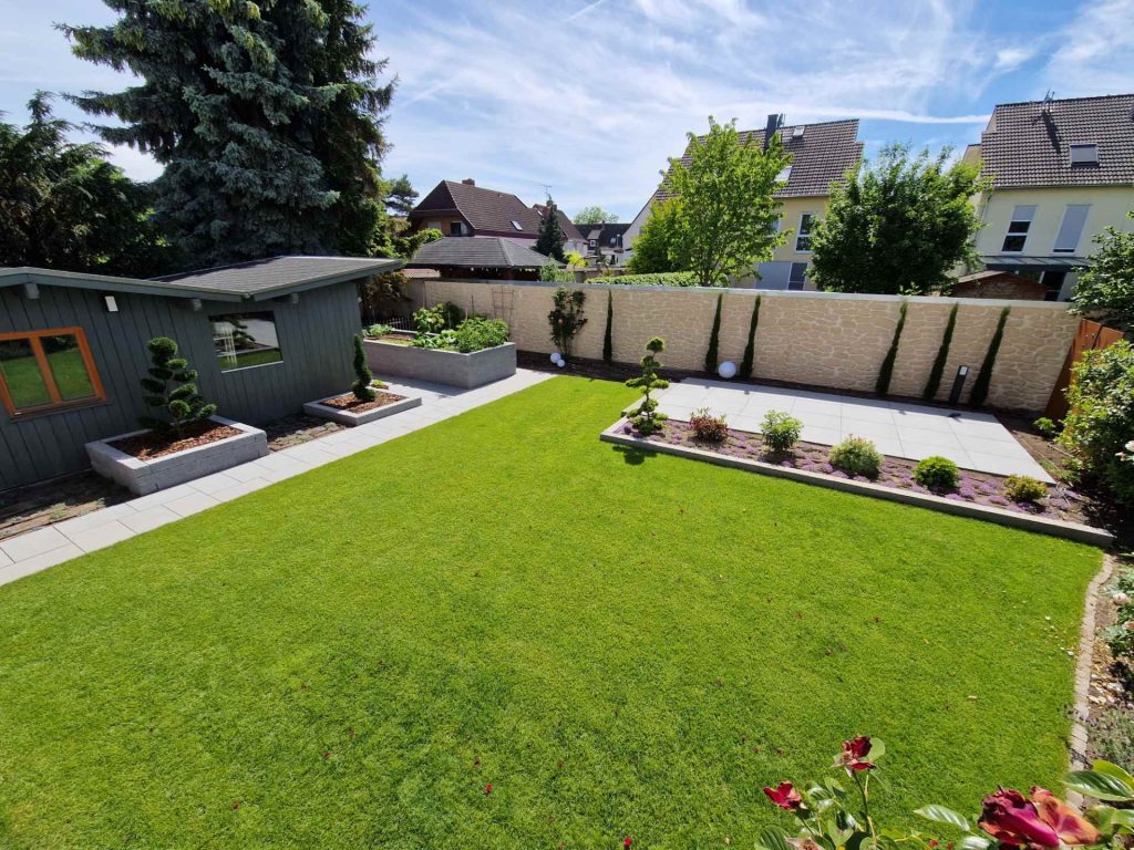 Rasen, Gartenhaus und gepflasterter Bereich, Schaffrin Garten und Landschaftsbau