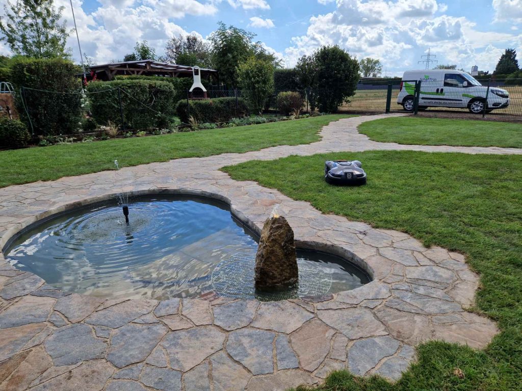 Gepflasterter Bereich mit Wasser und Wege, Rasenroboter, Schaffrin Garten und Landschaftsbau